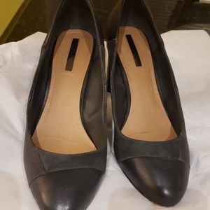 Tahari brand pumps